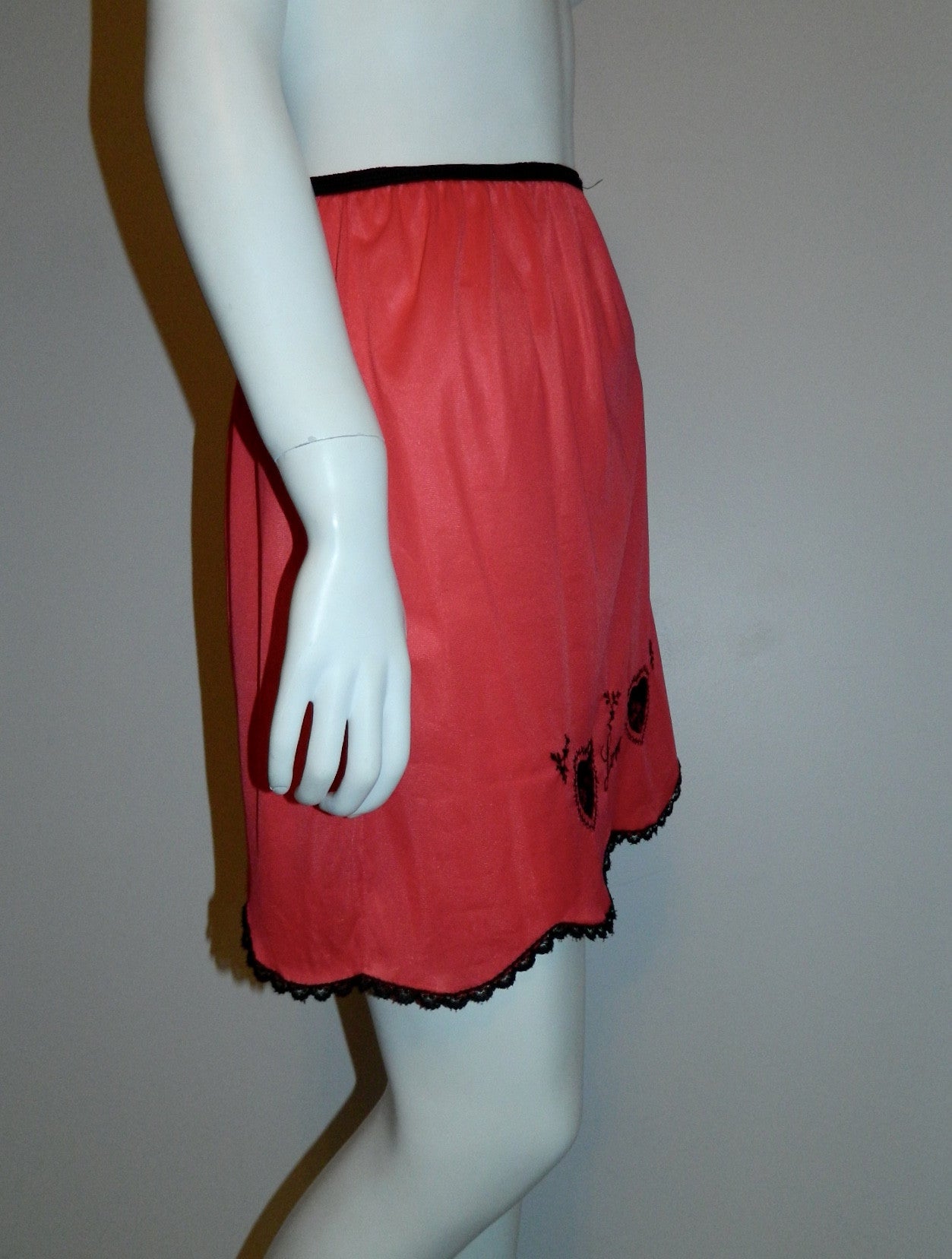 vintage 1960s half slip / red LOVE skirt black lace embroidery S - M