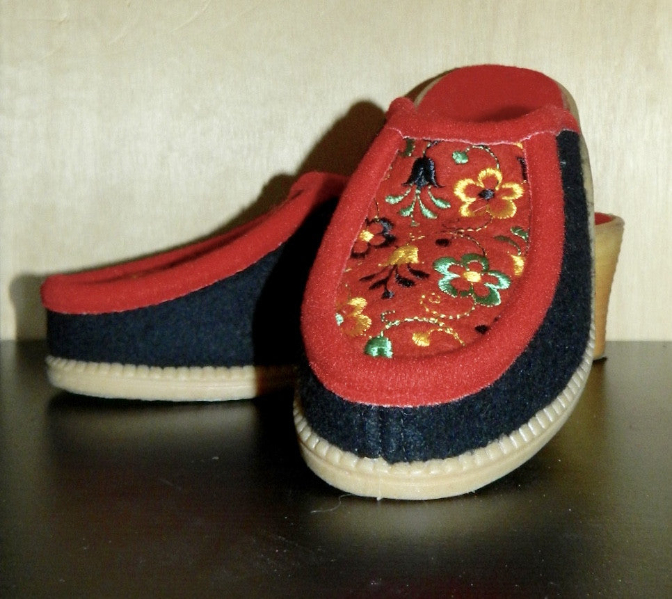 vintage 1960s wool felt clogs / floral embroidery / heels / slippers EU 37 / US 6.5 - 7