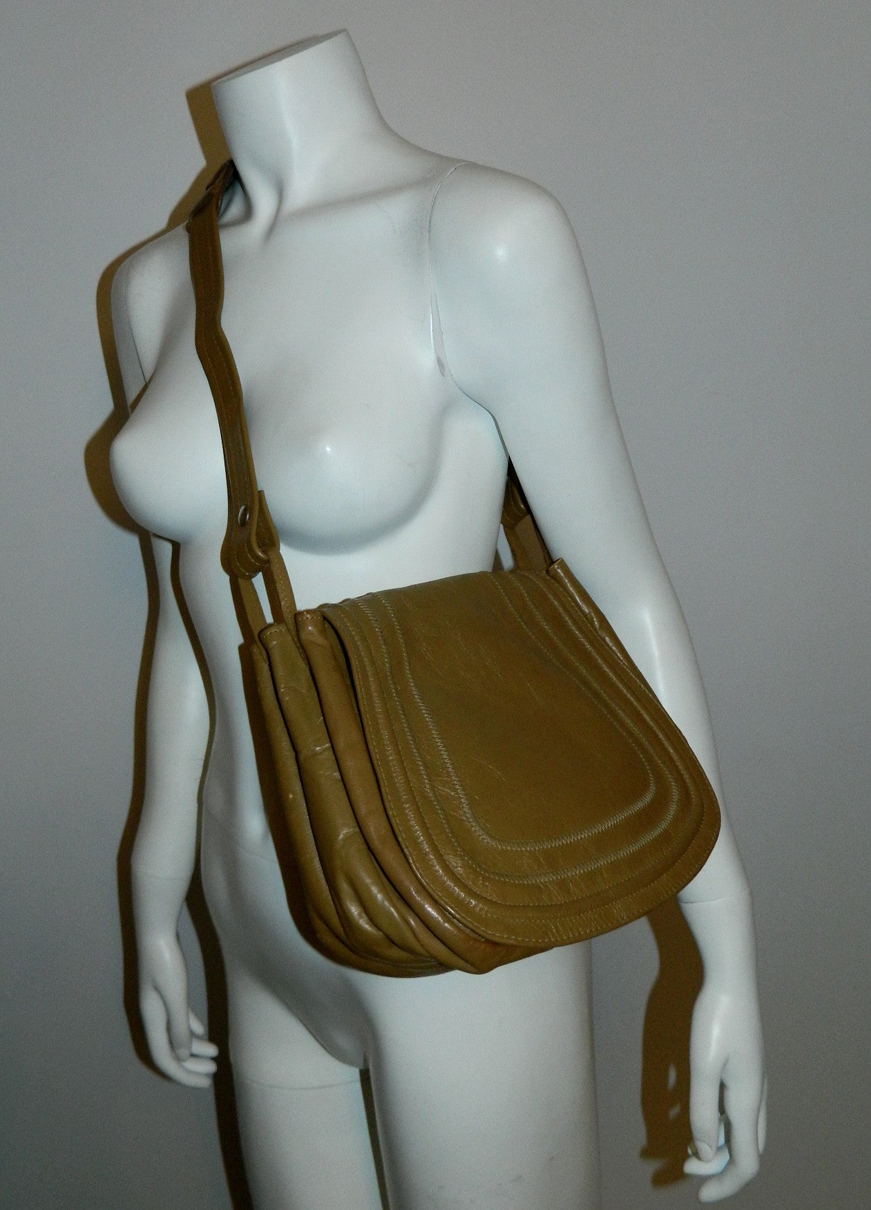 vintage 1970s olive brown SADDLE bag Brazilian leather shoulder purse